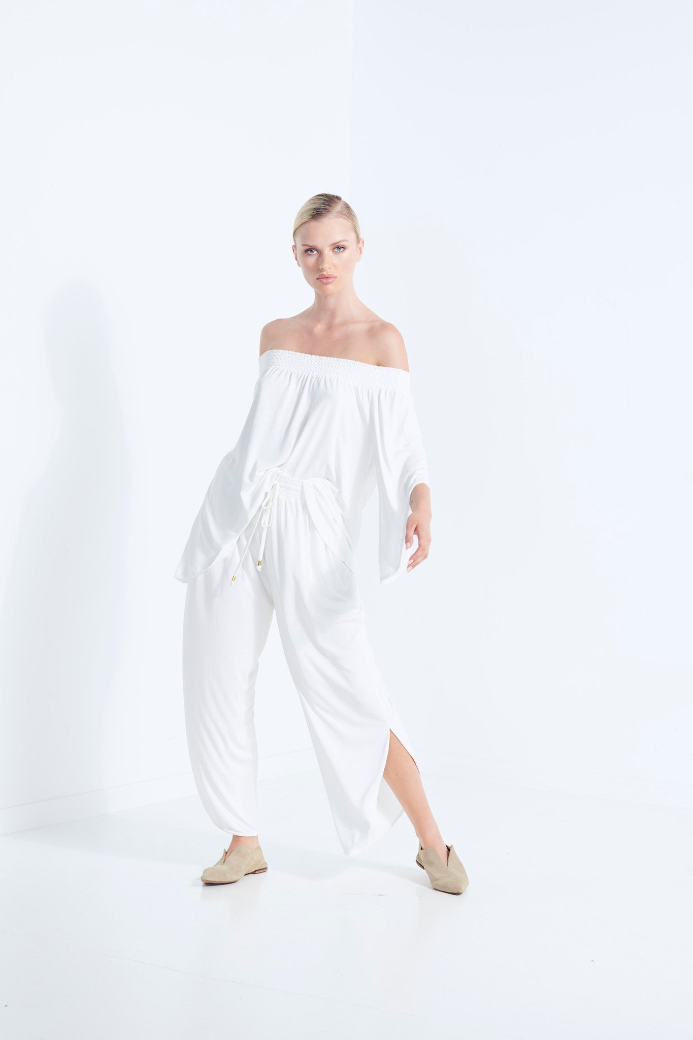 NAEVIA OFF SHOULDER TOP KNIT BEECHWOOD MODAL ELASTIC TOP WITH BELL SLEEVE DEW MILKY WHITE MOVEMENT VIEW