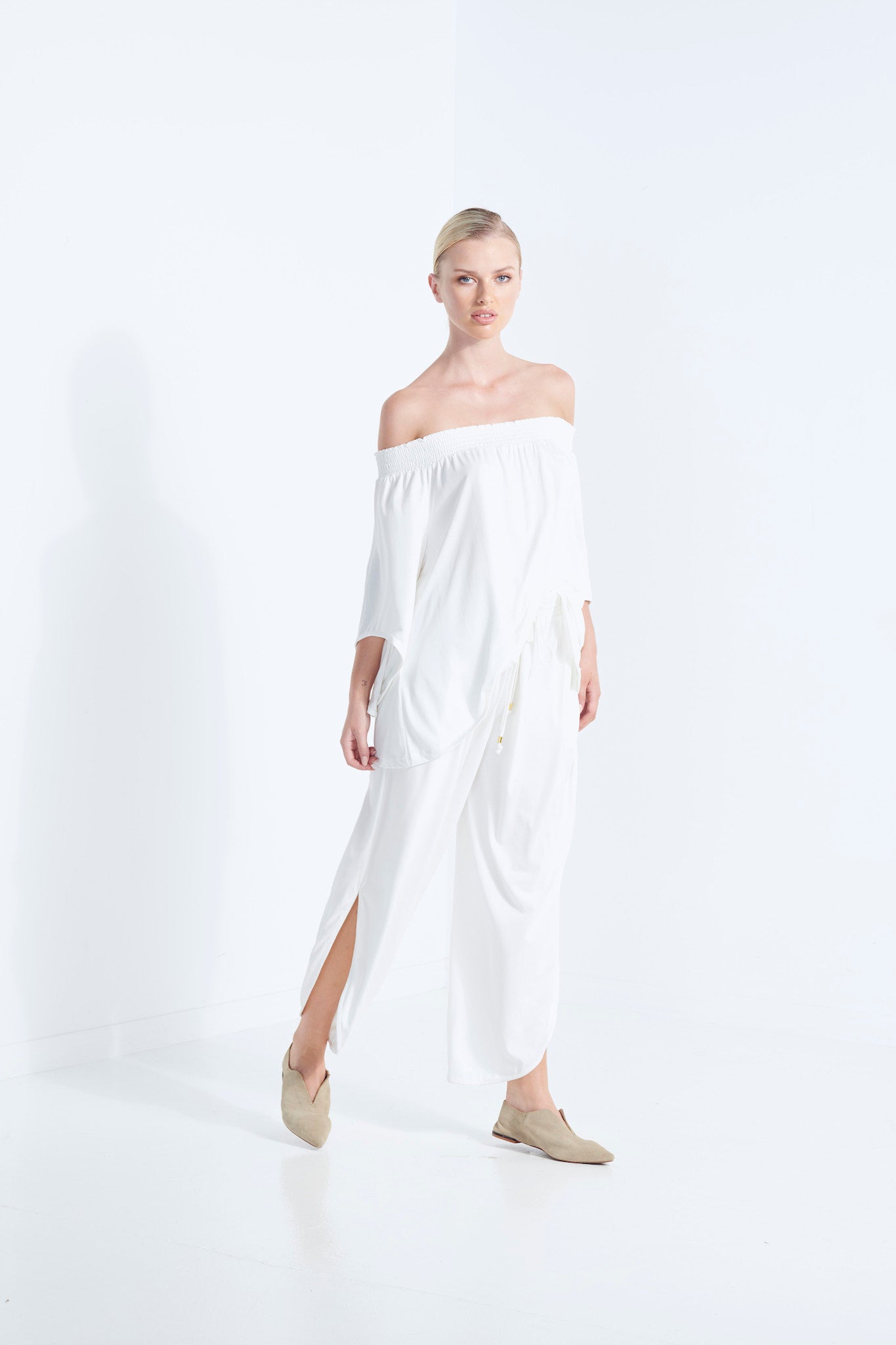 NAEVIA OFF SHOULDER TOP KNIT BEECHWOOD MODAL ELASTIC TOP WITH BELL SLEEVE DEW MILKY WHITE MOVEMENT VIEW
