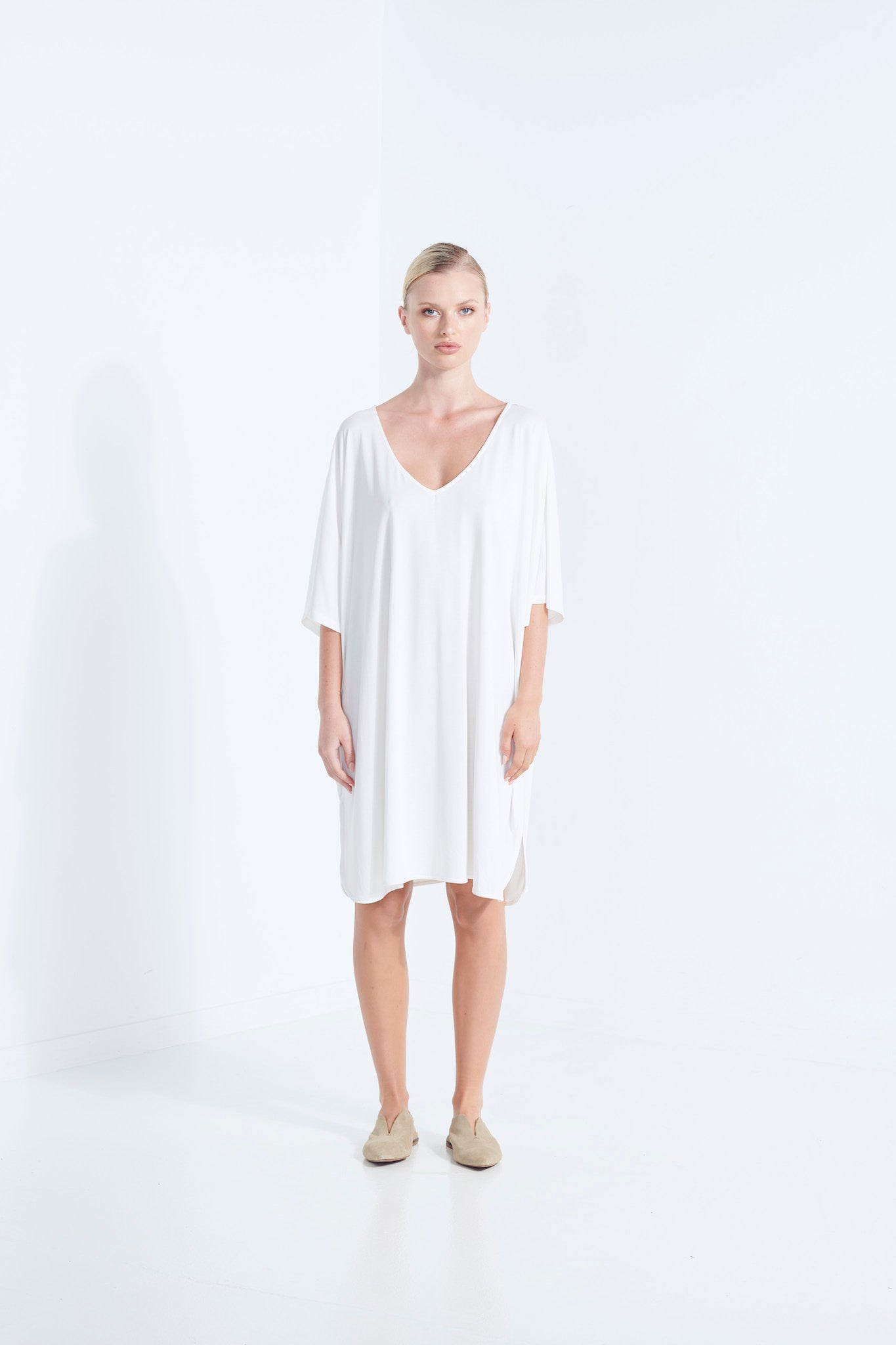 THEMIS DRESS LONGLINE T-SHIRT BEECHWOOD MODAL STRETCH WITH REMOVABLE TIE DEW MILKY WHITE  STRAIGHT FRONT VIEW