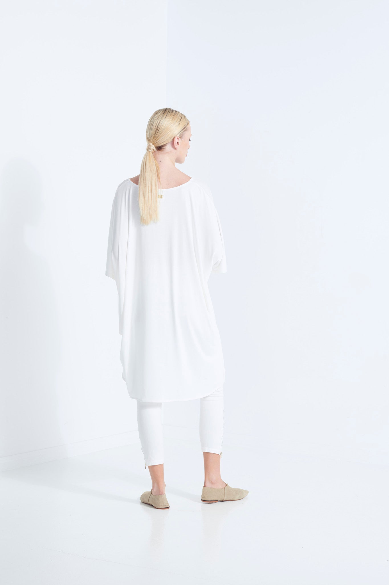 THEMIS DRESS LONGLINE T-SHIRT BEECHWOOD MODAL STRETCH WITH REMOVABLE TIE DEW MILKY WHITE  BACK TEE VIEW
