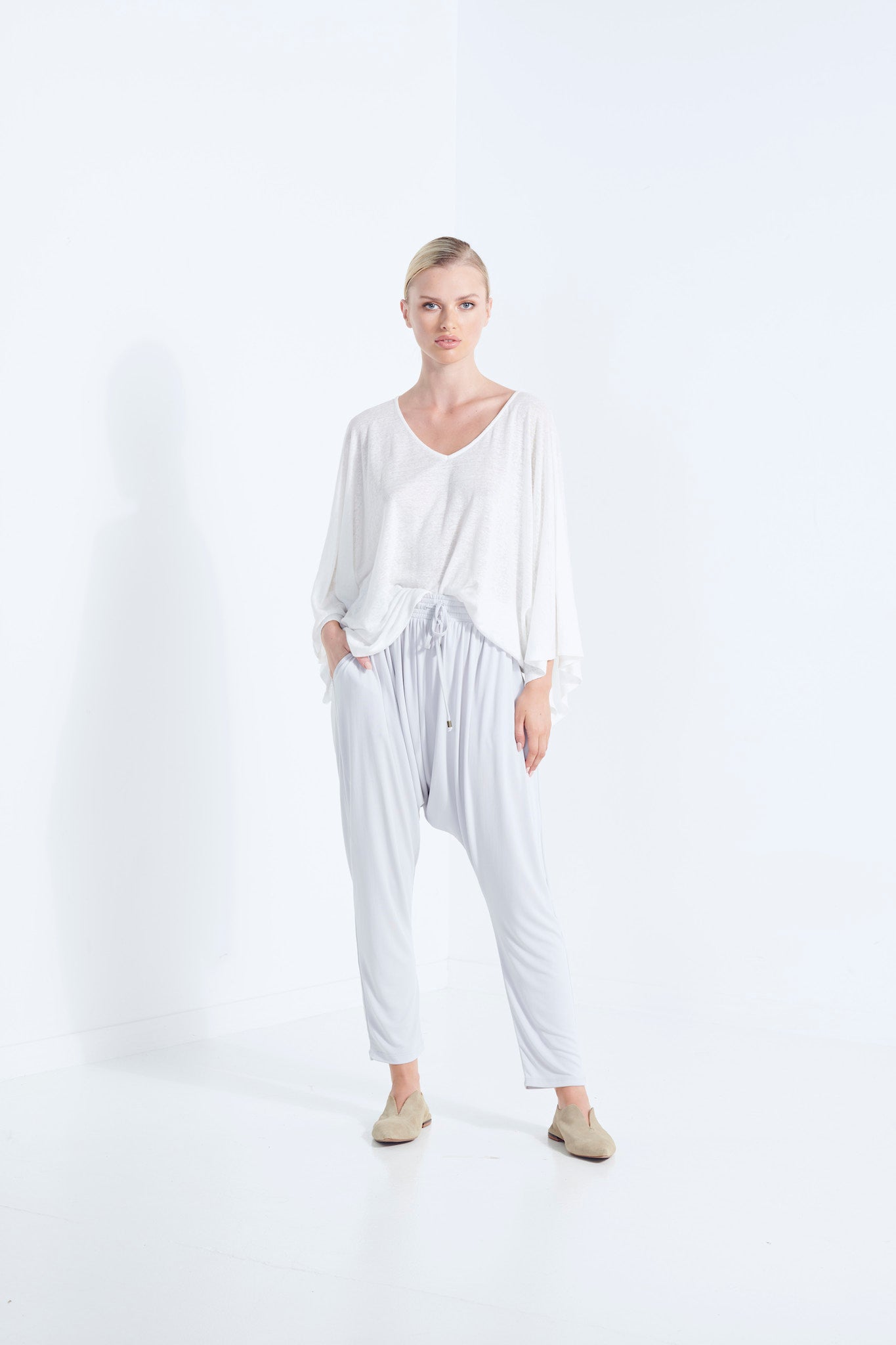 ZEUS KIMONO SLEEVE TOP PURE LINEN NATURAL HUSK SLUB FLECKED YARN WITH V NECKLINE IN WARM ICE WHITE STRAIGHT FRONT VIEW
