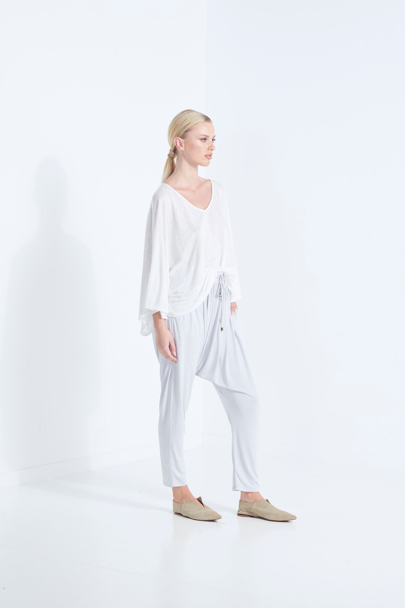 ZEUS KIMONO SLEEVE TOP PURE LINEN NATURAL HUSK SLUB FLECKED YARN WITH V NECKLINE IN WARM ICE WHITE SIDE VIEW