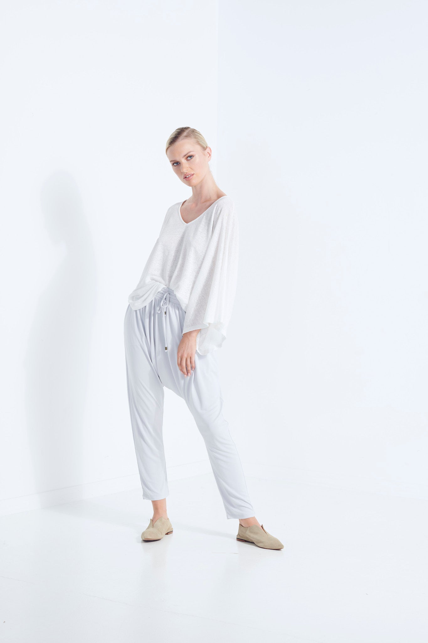 ZEUS KIMONO SLEEVE TOP PURE LINEN NATURAL HUSK SLUB FLECKED YARN WITH V NECKLINE IN WARM ICE WHITE FRONT MOVEMENT VIEW