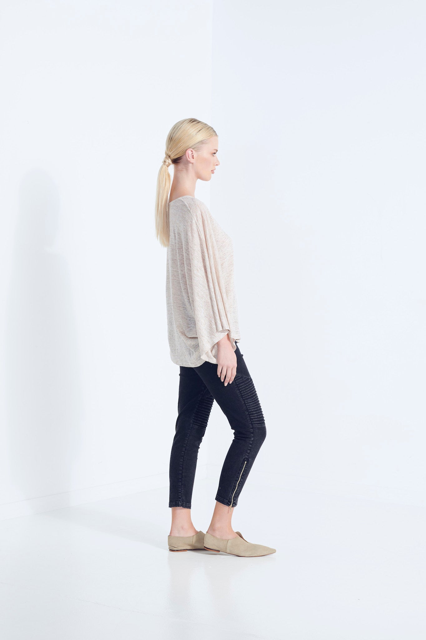 ZEUS KIMONO SLEEVE TOP PURE LINEN NATURAL HUSK SLUB FLECKED YARN WITH V NECKLINE IN WICKER STRAIGHT SIDE VIEW