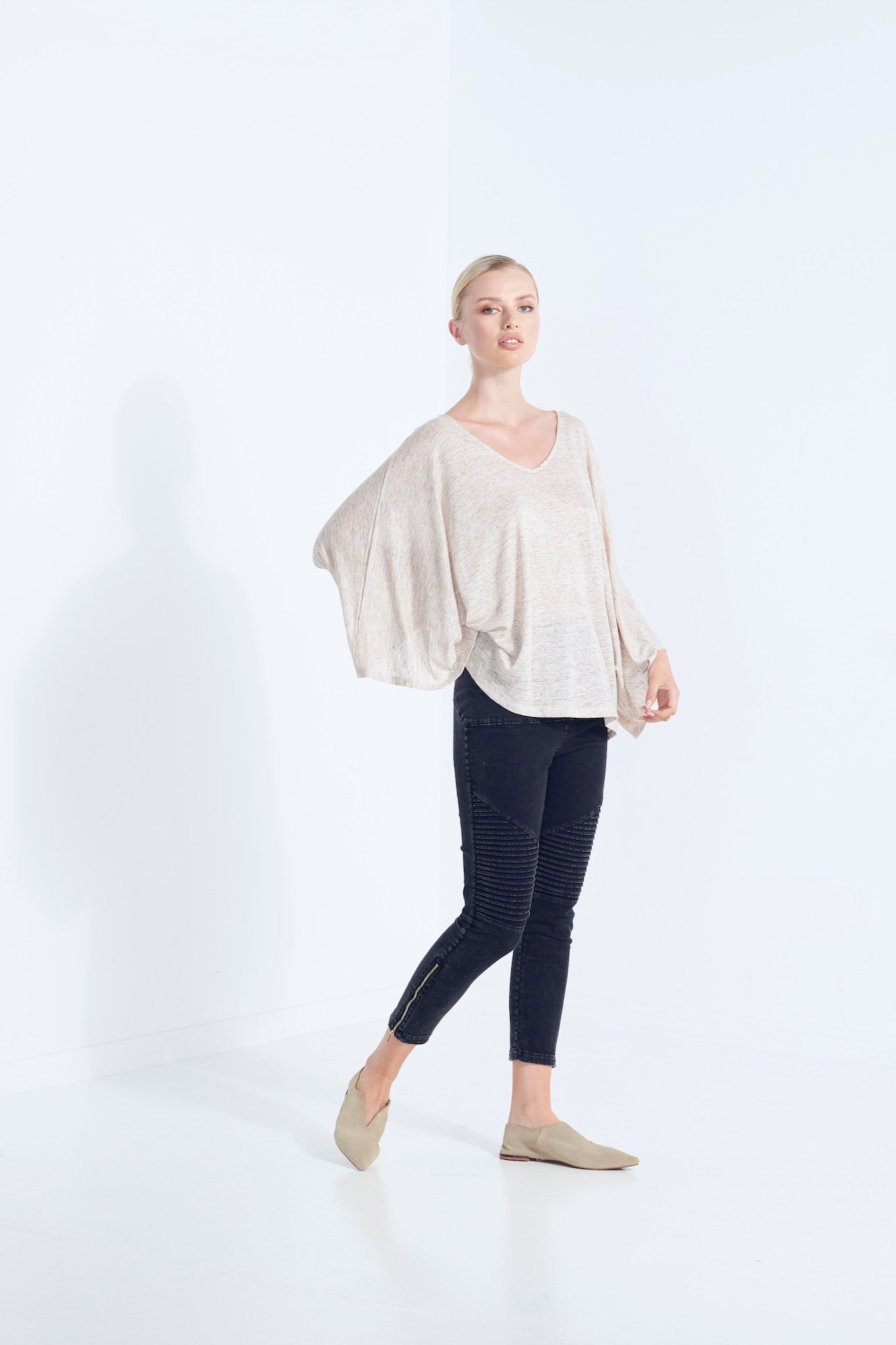 ZEUS KIMONO SLEEVE TOP PURE LINEN NATURAL HUSK SLUB FLECKED YARN WITH V NECKLINE IN WICKER SLEEVE SIDE VIEW