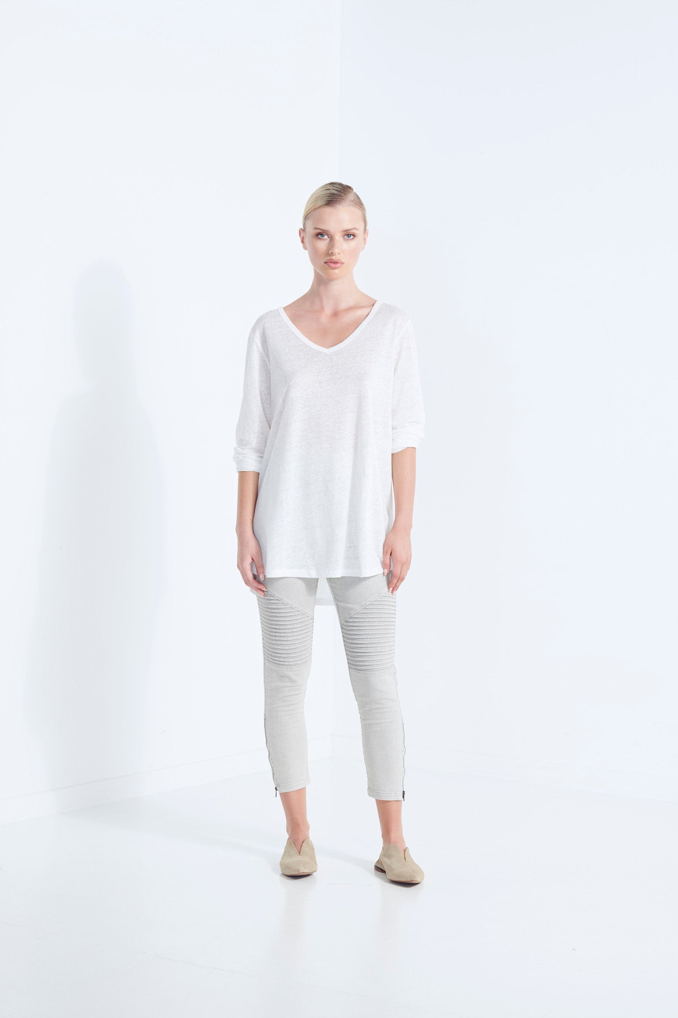 ZEUS LONG SLEEVE LINEN SCOOP V NECK TOP IN PURE LINEN MILKY ICE WHITE FRONT VIEW