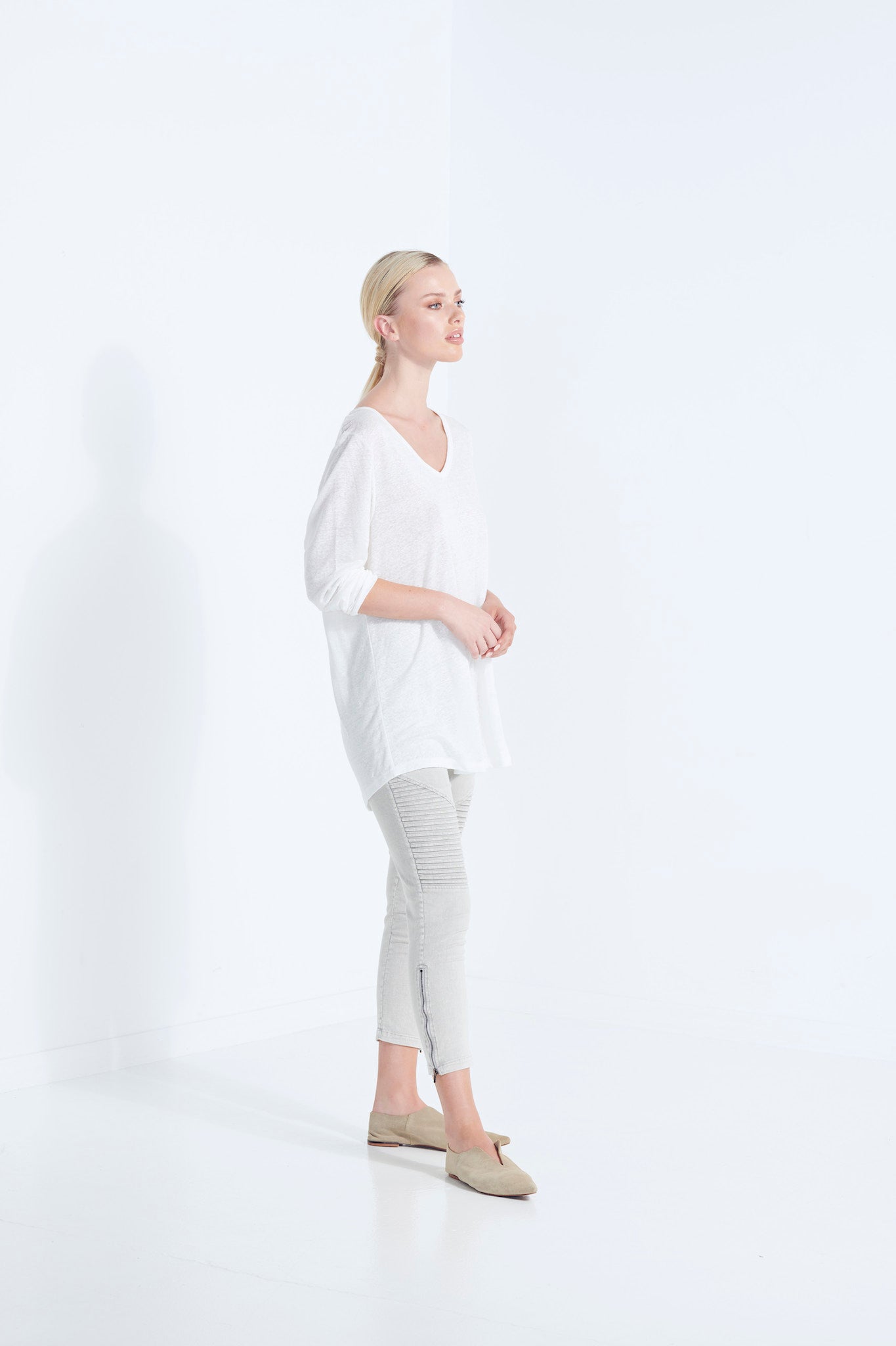 ZEUS LONG SLEEVE LINEN SCOOP V NECK TOP IN PURE LINEN MILKY ICE WHITE SIDE VIEW