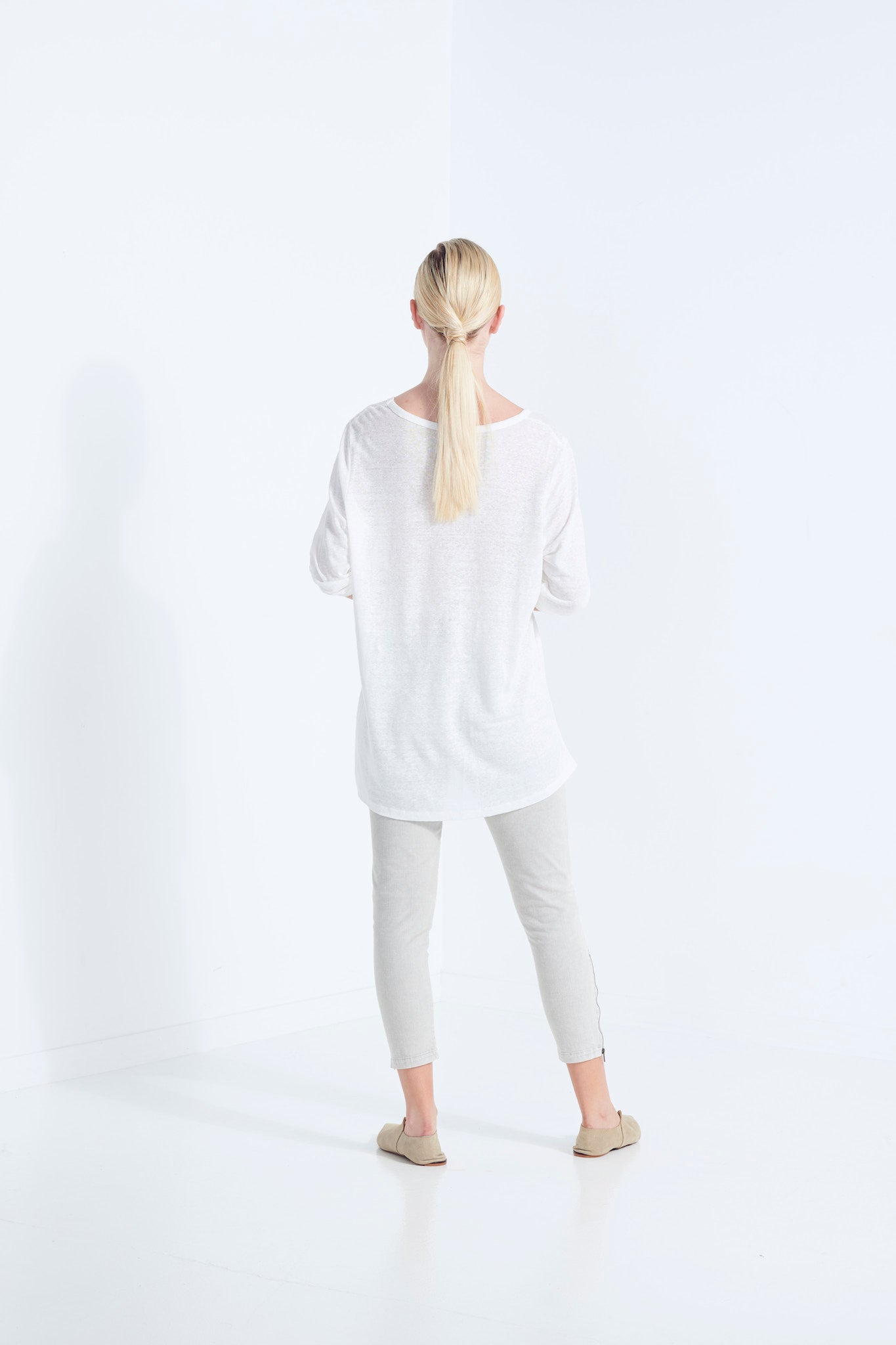 ZEUS LONG SLEEVE LINEN SCOOP V NECK TOP IN PURE LINEN MILKY ICE WHITE BACK VIEW
