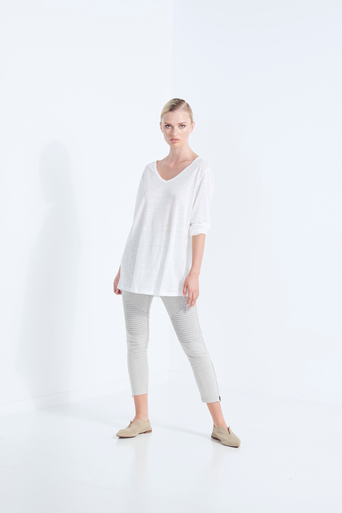 ZEUS LONG SLEEVE LINEN SCOOP V NECK TOP IN PURE LINEN MILKY ICE WHITE FRONT ROLLED SLEEVE VIEWVIEW