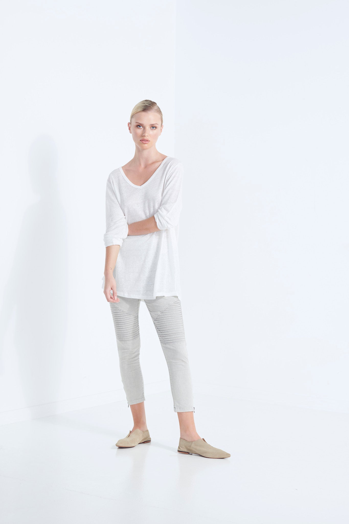 ZEUS LONG SLEEVE LINEN SCOOP V NECK TOP IN PURE LINEN MILKY ICE WHITE ROLLED SLEEVE CROSSED ARMS VIEW 