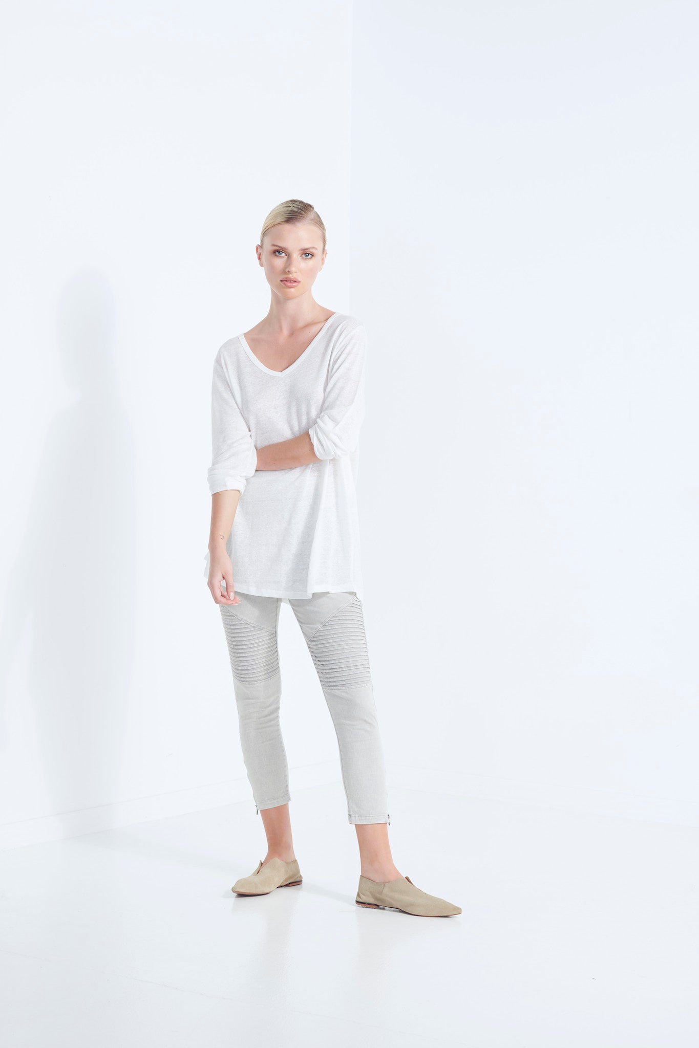 ZEUS LONG SLEEVE LINEN SCOOP V NECK TOP IN PURE LINEN MILKY ICE WHITE ROLLED SLEEVE CROSSED ARMS VIEW