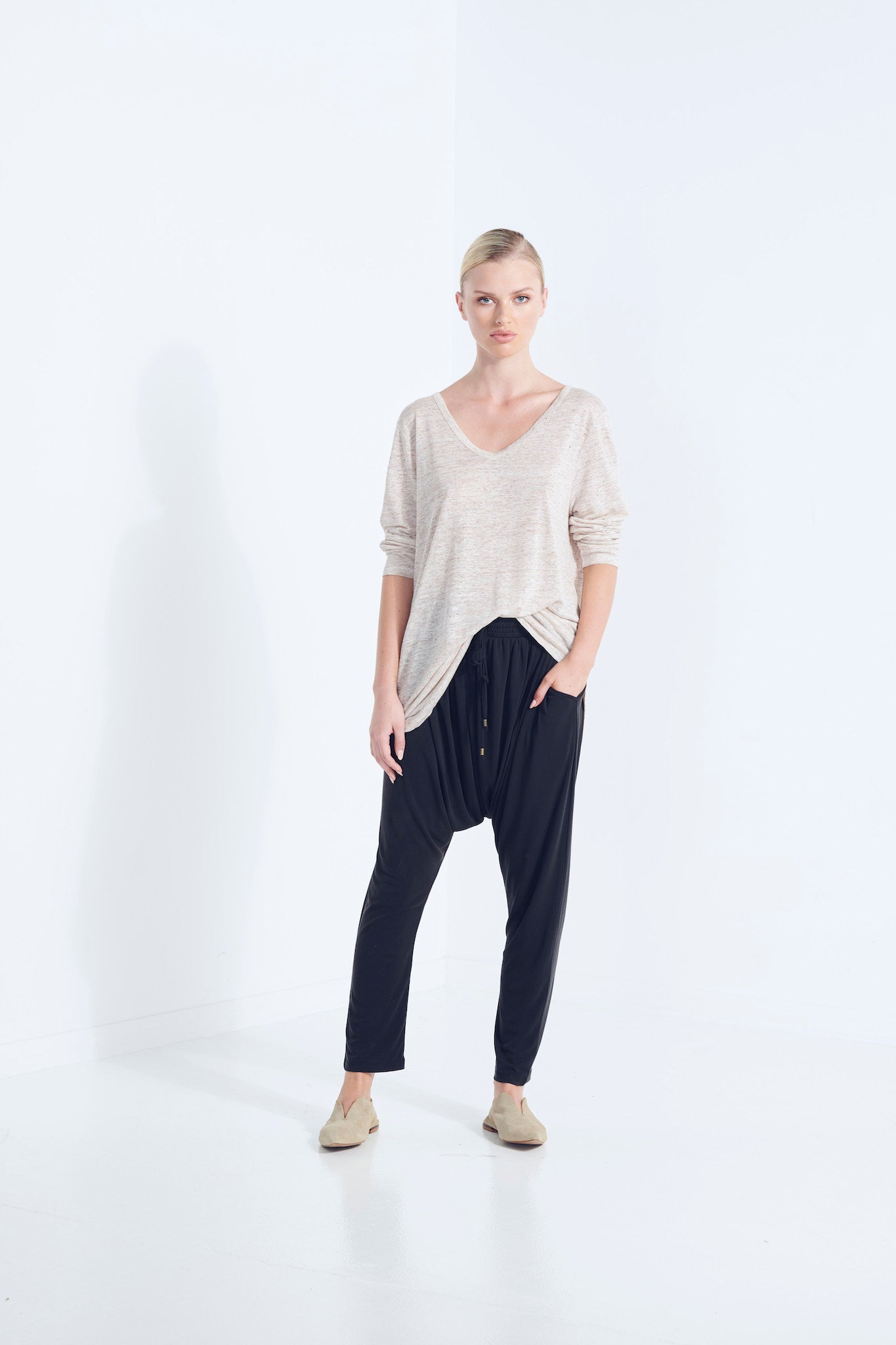 ZEUS LONG SLEEVE LINEN SCOOP V NECK TOP IN PURE LINEN NATURAL HUSK BEIGE YARN WICKER FRONT VIEW