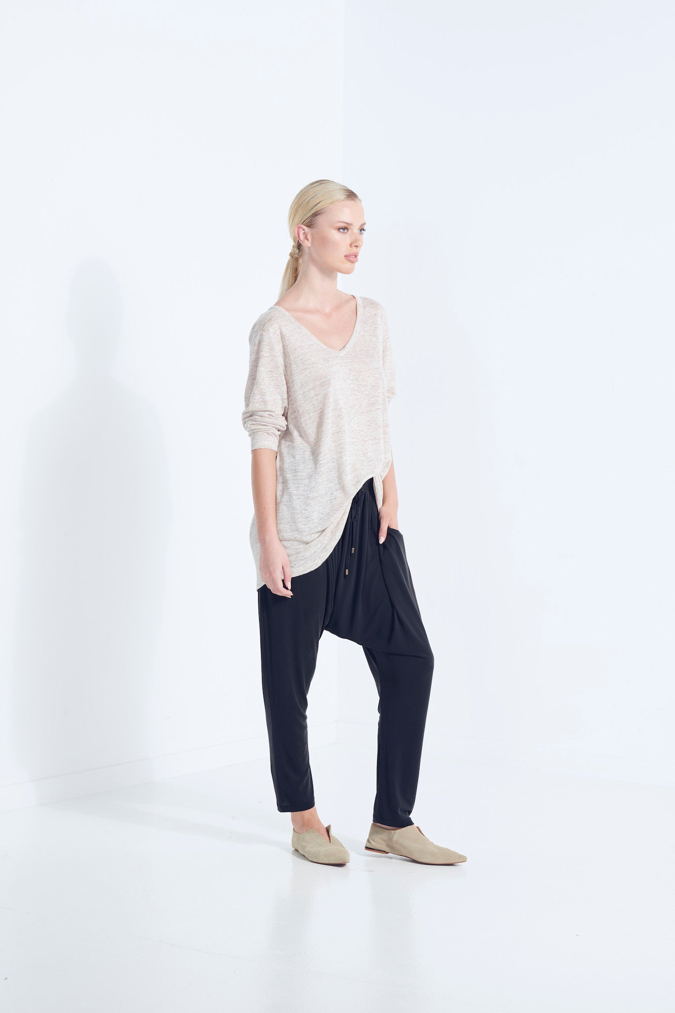 ZEUS LONG SLEEVE LINEN SCOOP V NECK TOP IN PURE LINEN NATURAL HUSK BEIGE YARN WICKER SIDE VIEW