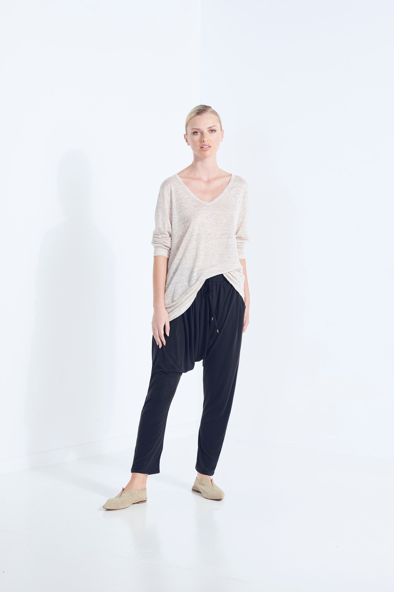 ZEUS LONG SLEEVE LINEN SCOOP V NECK TOP IN PURE LINEN NATURAL HUSK BEIGE YARN WICKER SIDE FRONT VIEW