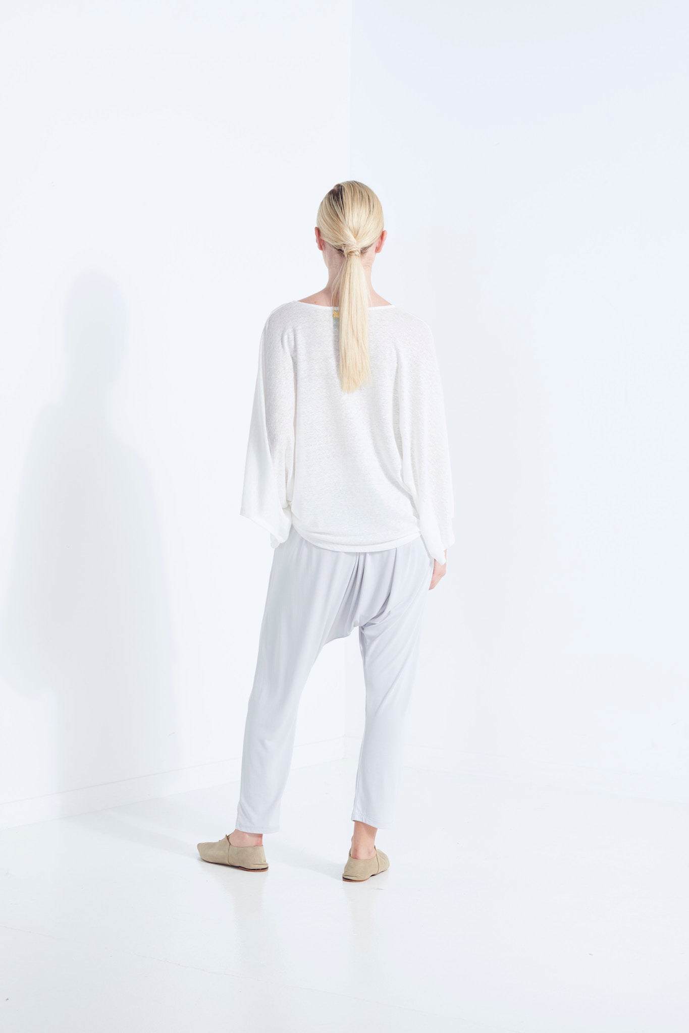 ZEUS KIMONO SLEEVE TOP PURE LINEN NATURAL HUSK SLUB FLECKED YARN WITH V NECKLINE IN WARM ICE WHITE BACK VIEW