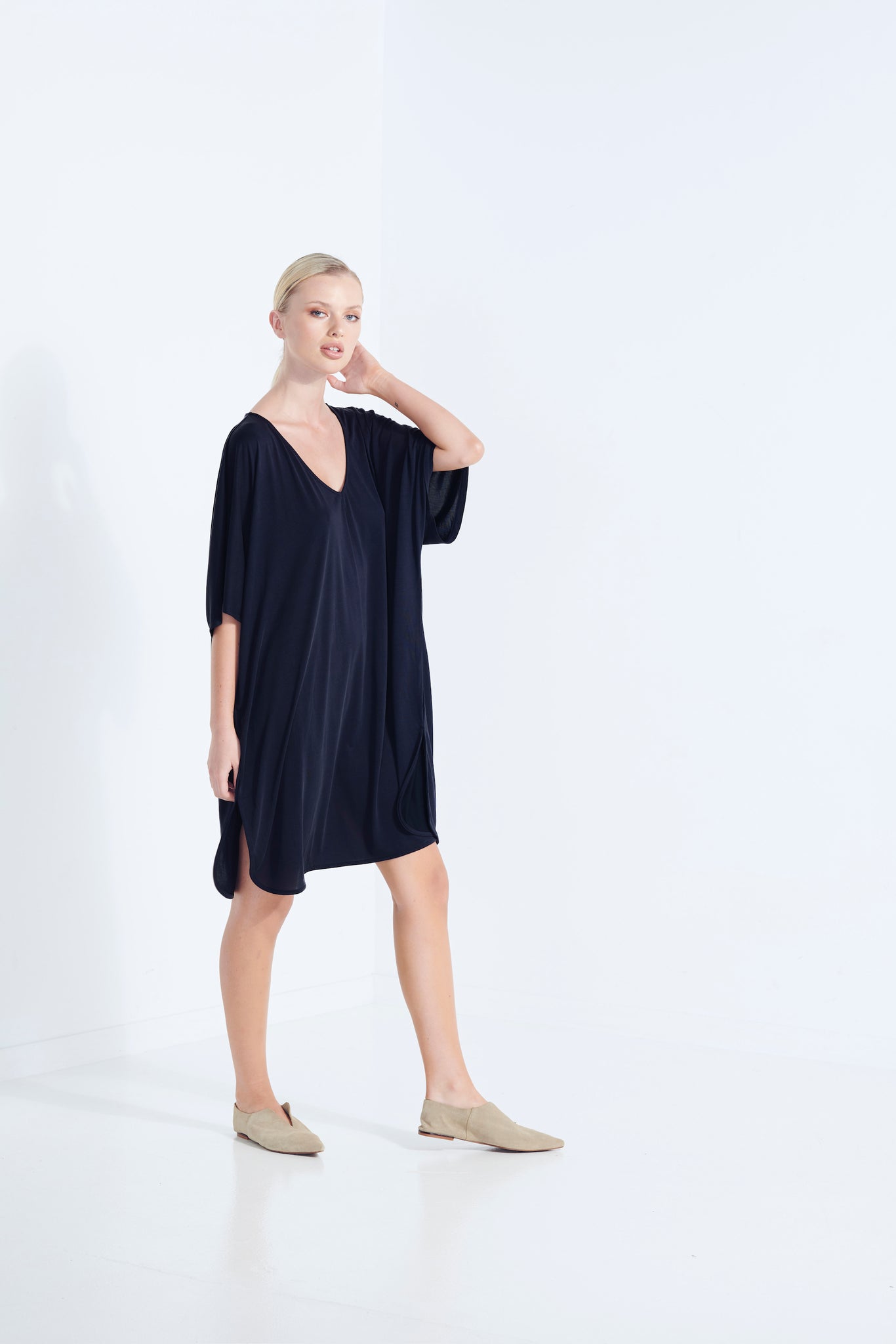 THEMIS DRESS LONGLINE T-SHIRT BEECHWOOD MODAL STRETCH WITH REMOVABLE TIE DARK WASHED BLACK FRONTSIDE VIEW