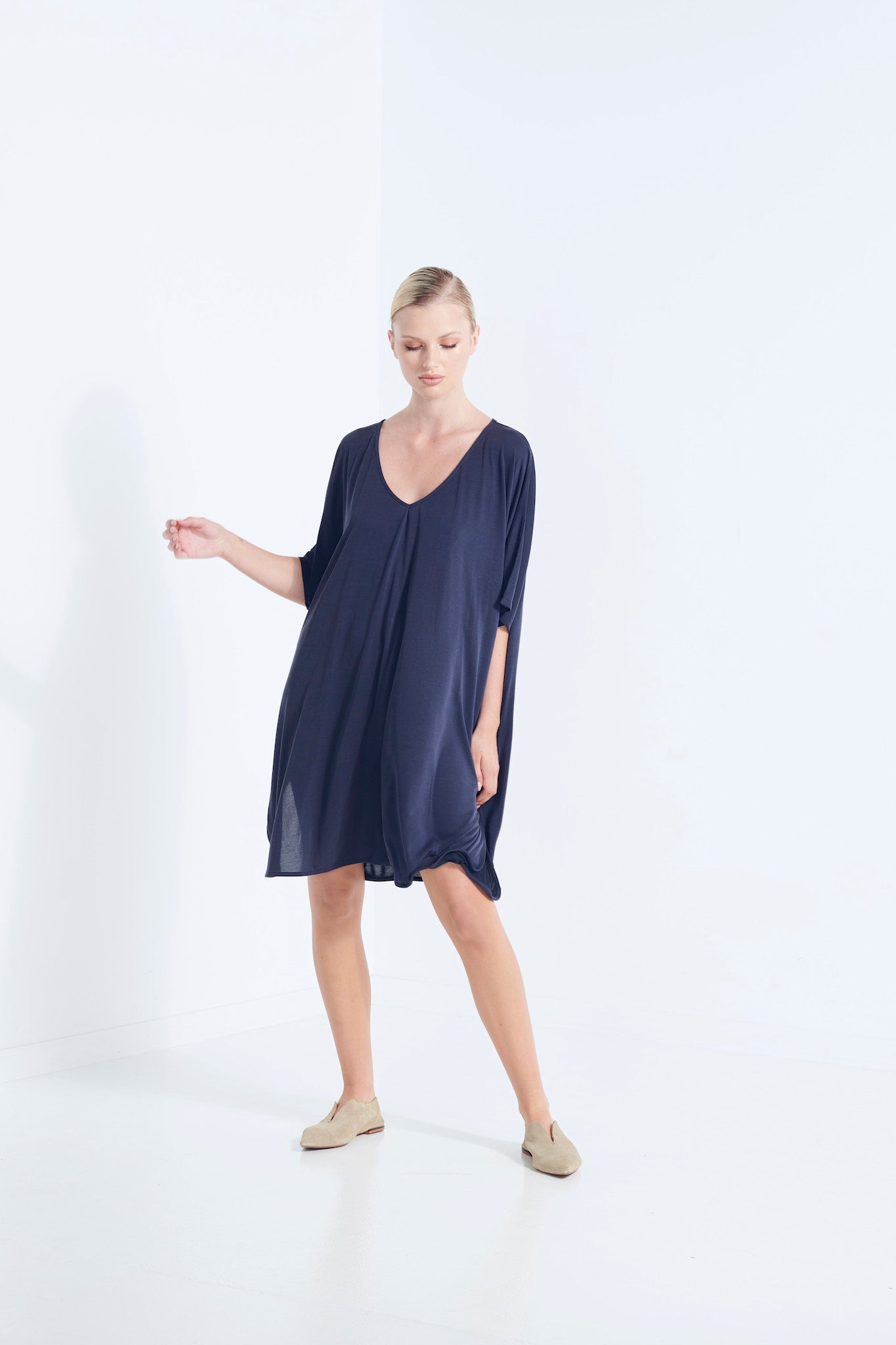 THEMIS DRESS LONGLINE T-SHIRT BEECHWOOD MODAL STRETCH WITH REMOVABLE TIE AEGEAN WASHED NAVY FRONT VIEW