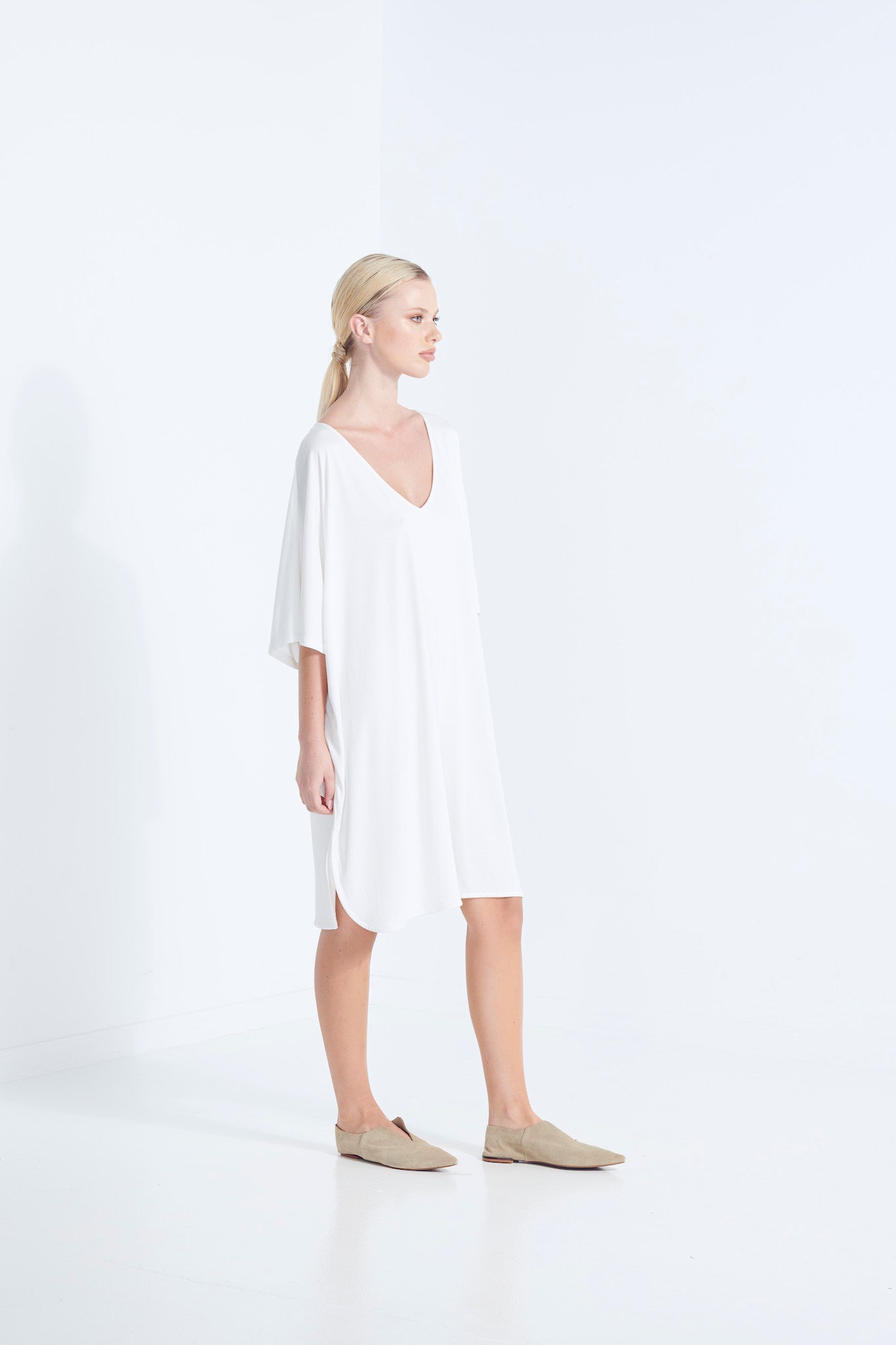 THEMIS DRESS LONGLINE T-SHIRT BEECHWOOD MODAL STRETCH WITH REMOVABLE TIE DEW MILKY WHITE  SIDE VIEW