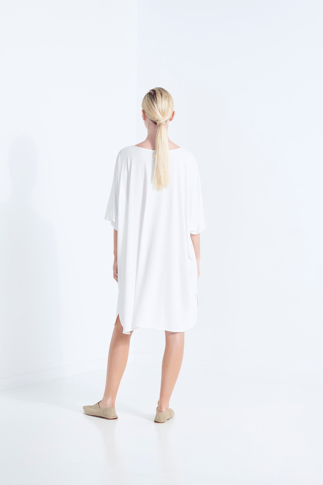 THEMIS DRESS LONGLINE T-SHIRT BEECHWOOD MODAL STRETCH WITH REMOVABLE TIE DEW MILKY WHITE  BACK VIEW