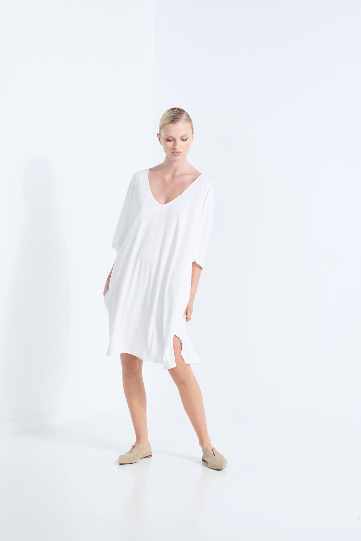 THEMIS DRESS LONGLINE T-SHIRT BEECHWOOD MODAL STRETCH WITH REMOVABLE TIE DEW MILKY WHITE FRONT VIEW