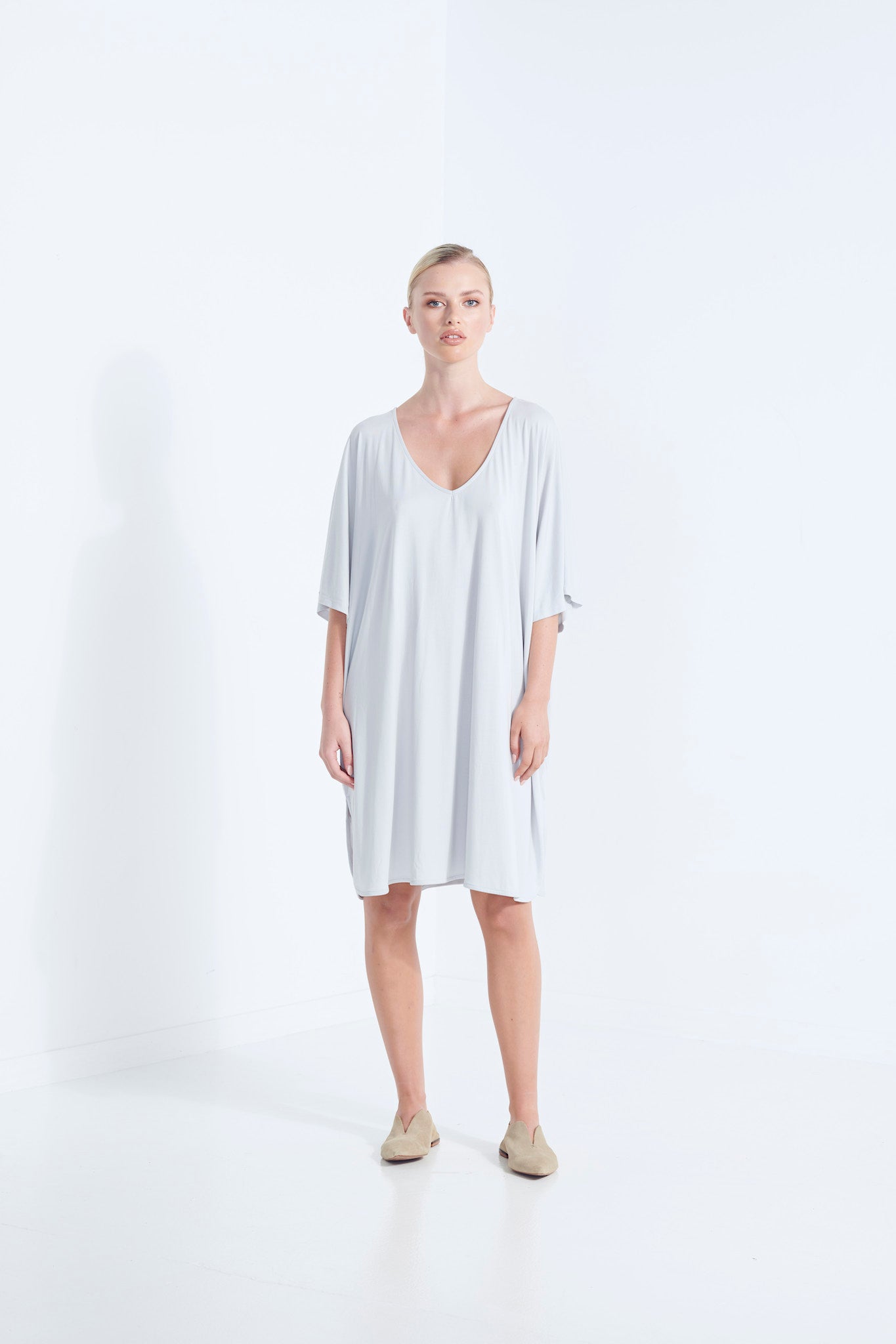 THEMIS DRESS LONGLINE T-SHIRT BEECHWOOD MODAL STRETCH WITH REMOVABLE TIE WISP PALE WASHED GREY FRONT VIEW