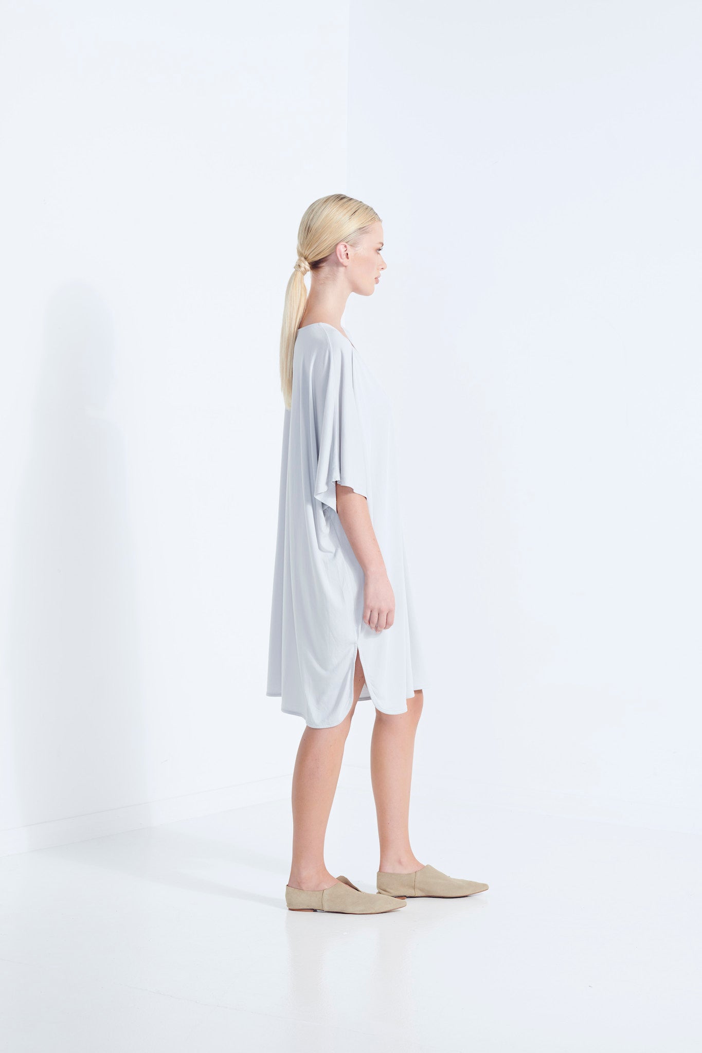 THEMIS DRESS LONGLINE T-SHIRT BEECHWOOD MODAL STRETCH WITH REMOVABLE TIE WISP PALE WASHED GREY  SIDE VIEW 