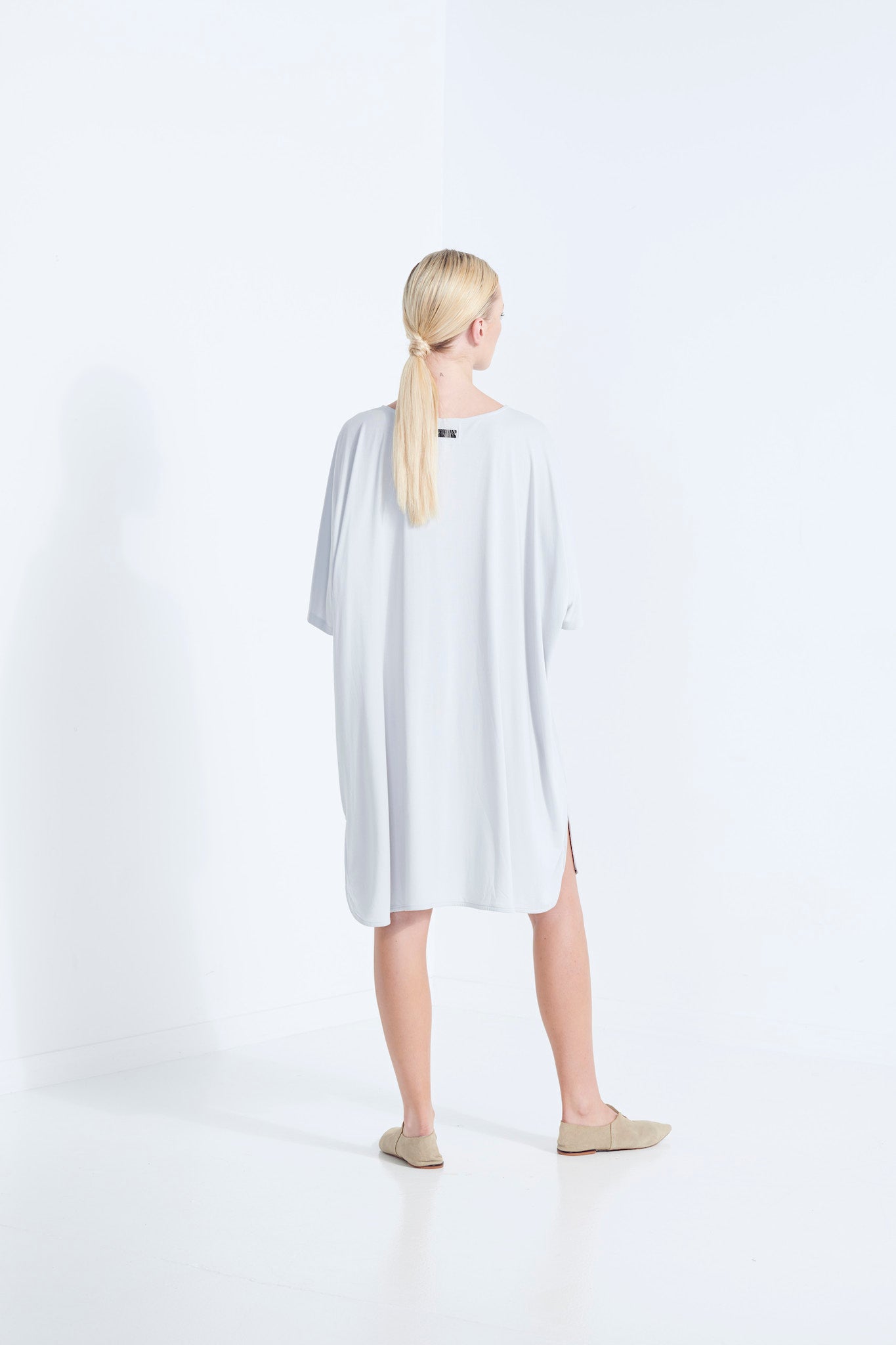 THEMIS DRESS LONGLINE T-SHIRT BEECHWOOD MODAL STRETCH WITH REMOVABLE TIE WISP PALE WASHED GREY  BACK VIEW