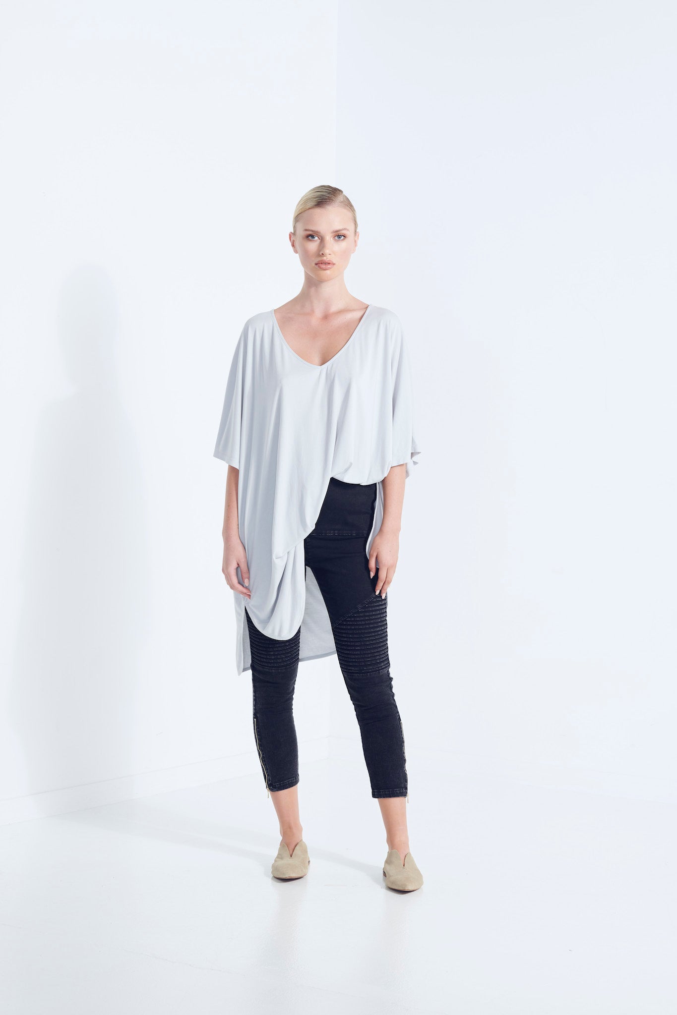 THEMIS DRESS LONGLINE T-SHIRT BEECHWOOD MODAL STRETCH WITH REMOVABLE TIE WISP PALE WASHED GREY  FRONT TEE VIEW 
