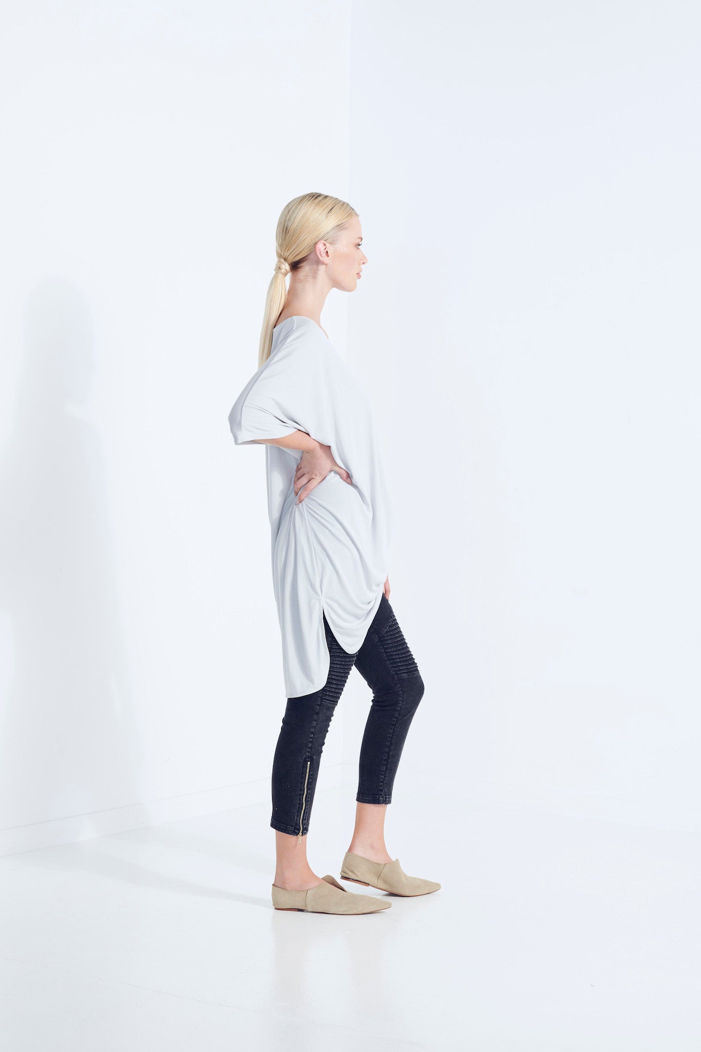 THEMIS DRESS LONGLINE T-SHIRT BEECHWOOD MODAL STRETCH WITH REMOVABLE TIE WISP PALE WASHED GREY  SIDE TEE VIEW 