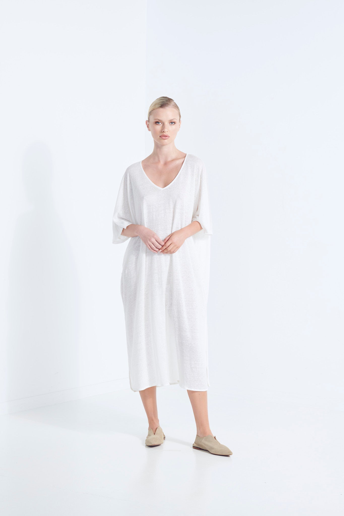ZEUS DRESS PURE LINEN NATURAL YARN IN A MILKY ICE WHITE WITH SIDE HEM SCOOP AND SELF FABRIC TIE FRONT VIEW 