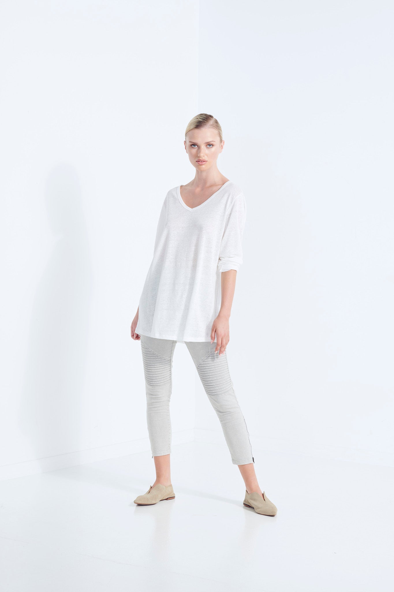 ZEUS LONG SLEEVE LINEN SCOOP V NECK TOP IN PURE LINEN MILKY ICE WHITE FRONT ROLLED SLEEVE VIEWVIEW 